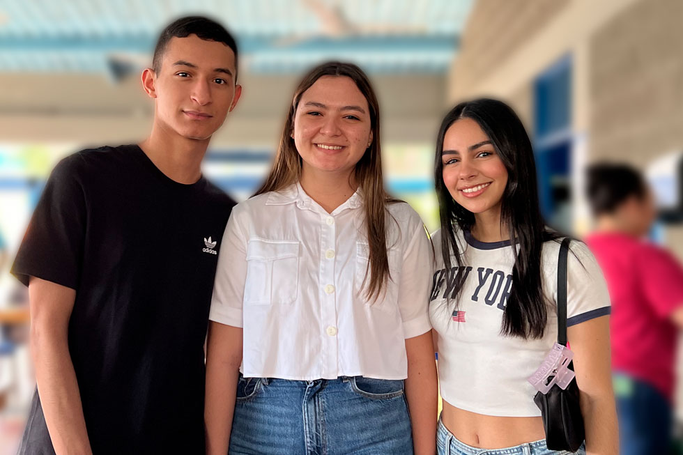 VISITAS DE EGRESADOS AL COLEGIO