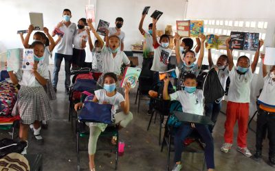 ENTREGA DE KITS ESCOLARES EN LA ESCUELA DEL TAPAO